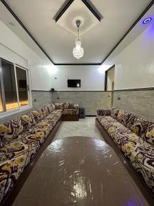 uma grande sala de espera com sofás e um palco em Bel Appartement 1er Étage confortable près de la plage - spécialement pour familles em Saïdia