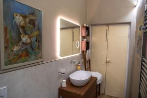 Appartamento Natinguerra في تْشيفيتانوفا ماركي: حمام مع حوض ومرآة
