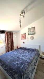 une chambre avec un lit avec une couverture bleue dans l'établissement Suite Poseidon Golf & Ocean View, à San Miguel de Abona