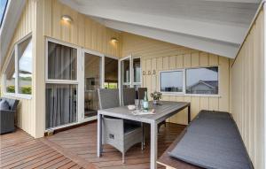 Sønder BjertにあるAmazing Home In Sjlund With 2 Bedrooms, Sauna And Wifiのパティオ(テーブル、デッキチェア付)