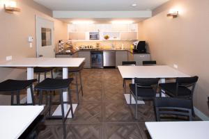 Kuchyň nebo kuchyňský kout v ubytování Le Chabrol Hotel & Suites