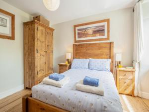 - une chambre avec un lit doté d'oreillers bleus dans l'établissement Cartref, à Capel-Curig
