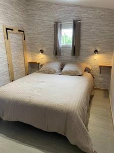 una camera da letto con un grande letto e una finestra di A Ranochja a Ventiseri