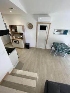 um quarto com uma cozinha e uma sala de estar em A Ranochja em Ventiseri