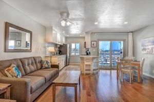 ein Wohnzimmer mit einem Sofa und einem Tisch in der Unterkunft 307B Steps from the sand! Freshly Decorated with Harbor Views in Oceanside