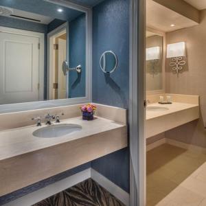 uma casa de banho com 2 lavatórios e um espelho em Beechwood Hotel em Worcester