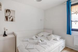 亞維儂的住宿－Charming studio in Avignon' city center - Welkeys，卧室内的白色床和白色枕头