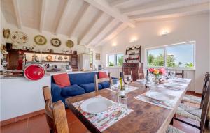 Villa Poss في Villa: غرفة طعام مع طاولة وأريكة زرقاء