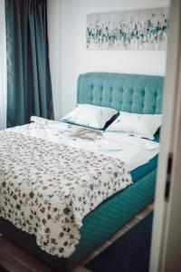 Ένα ή περισσότερα κρεβάτια σε δωμάτιο στο Adrian Home Delice