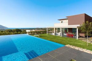 una villa con piscina di fronte a una casa di La Dolce Vita a Castellammare del Golfo Altre 37 foto