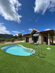 a swimming pool in the yard of a house at Casa rural Rio de Cotillas in Cotillas