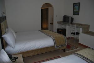Un pat sau paturi într-o cameră la Hotel Al Khaima