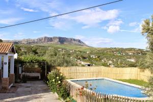 une maison avec une piscine et une montagne en arrière-plan dans l'établissement El Llano de la Encina, à Antequera