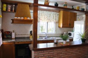 une cuisine avec un évier et une fenêtre dans l'établissement El Llano de la Encina, à Antequera