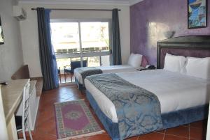 Un pat sau paturi într-o cameră la Hotel Al Khaima