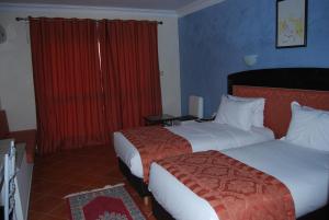 Un pat sau paturi într-o cameră la Hotel Al Khaima
