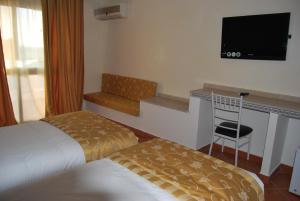 Un pat sau paturi într-o cameră la Hotel Al Khaima