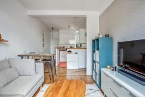 布洛涅－比揚古的住宿－Charming 1br in the center of Boulogne Billancourt - Welkeys，带沙发的客厅和厨房