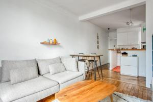 布洛涅－比揚古的住宿－Charming 1br in the center of Boulogne Billancourt - Welkeys，客厅配有沙发和桌子