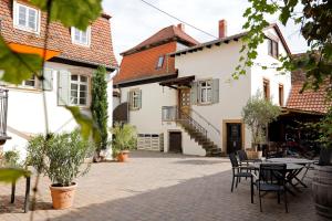 a courtyard of a house with a table and chairs at Gute Lage Ferienwohnungen in Bad Dürkheim