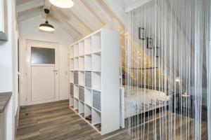 Pokój ze schodami z białymi półkami w obiekcie Straub w mieście Meckenbeuren