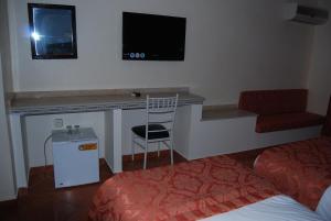 Un televizor și/sau centru de divertisment la Hotel Al Khaima
