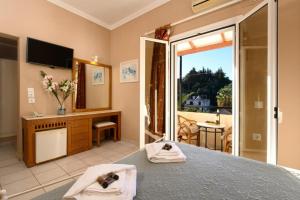 sypialnia z łóżkiem z dwoma ręcznikami w obiekcie Ipsos di Mare w Korfu