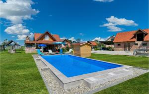 - une piscine dans la cour d'une maison dans l'établissement 2 Bedroom Beautiful Home In Vrbovec, à Poljana Vrbovečka