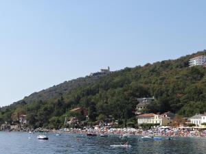 a large group of people on a body of water at Apartment Susanj in Mošćenice
