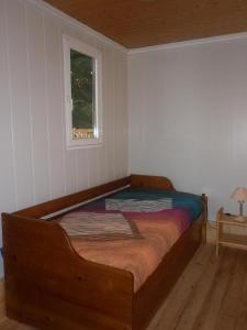 Ce lit se trouve dans un dortoir doté d'une fenêtre. dans l'établissement Cabaña rustica en plena naturaleza en playa de Nerga, Ría de Vigo,, à Hio