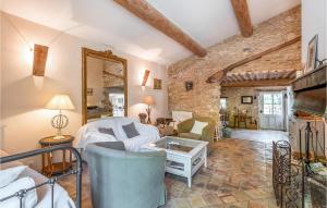 - un salon avec un canapé blanc et un miroir dans l'établissement Lovely Home In Lacoste With Kitchen, à Lacoste