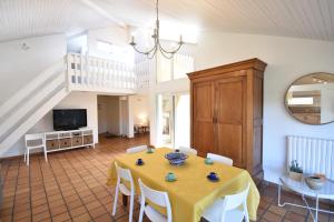 a dining room with a yellow table and chairs at Tiokers - Hossegor - Confortable villa sur terrain clos idéalement située entre lac et Océan et à 1200m du centre ville in Soorts-Hossegor