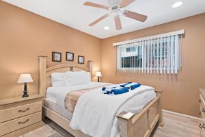 een slaapkamer met een bed en een plafondventilator bij 309A - Ocean and Beach View in Oceanside