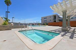 een zwembad midden op een binnenplaats bij 309A - Ocean and Beach View in Oceanside