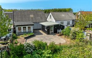 - une vue aérienne sur une maison avec une arrière-cour dans l'établissement Pet Friendly Home In Thyholm With Kitchen, à Thyholm