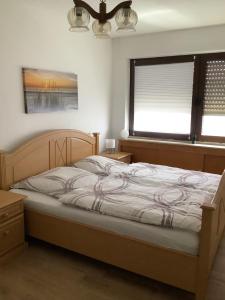 1 dormitorio con 1 cama y 2 ventanas en City-Wohnung 12a, en Brühl