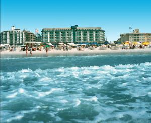 uma vista para uma praia com edifícios e o oceano em Apart Hotel Porto Príncipe em Cabo Frio