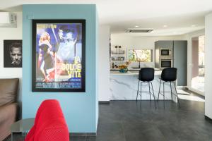 un soggiorno con un poster cinematografico sul muro di La Dolce Vita a Castellammare del Golfo