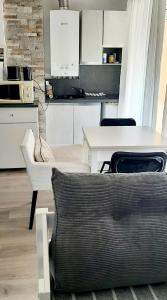 ein Wohnzimmer mit einem weißen Tisch und einem Sofa in der Unterkunft Petit Bijoux in Beausoleil