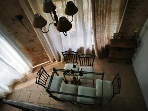 uma vista superior de uma sala de estar com uma mesa e cadeiras em Maisonnette em Bourneau