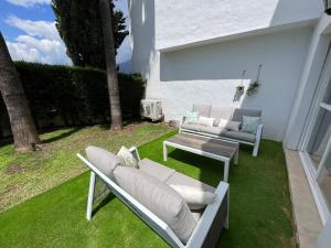 Zahrada ubytování Impeccable large apartment with immense terrace and private garden overlooking the mountain, featuring 2 bedrooms and sleeping up to 4 guests located 100 meters from Plaza Maestranza