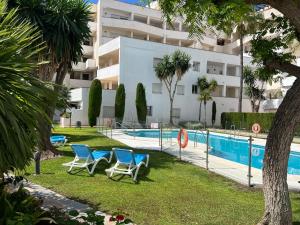 Bazén v ubytování Impeccable large apartment with immense terrace and private garden overlooking the mountain, featuring 2 bedrooms and sleeping up to 4 guests located 100 meters from Plaza Maestranza nebo v jeho okolí