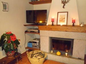 TV/trung tâm giải trí tại El Roble. Azagalla Rural +4 ảnh