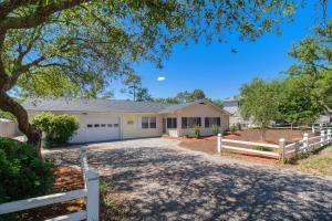 een huis met een hek ervoor bij Sunny Daze in Oak Island