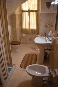 ein Bad mit einem Waschbecken und einem WC in der Unterkunft La casa dei libri in Pontremoli