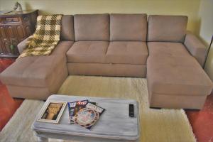 ein Wohnzimmer mit einem Sofa und einem Couchtisch in der Unterkunft La casa dei libri in Pontremoli