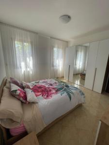 Un dormitorio con una cama grande con flores. en A Casa dei Nonni, en Cavallino-Treporti