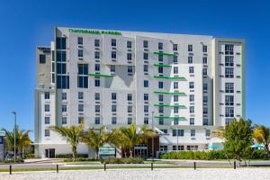 - un bâtiment blanc avec un panneau vert dans l'établissement Wyndham Garden Miami International Airport, à Miami