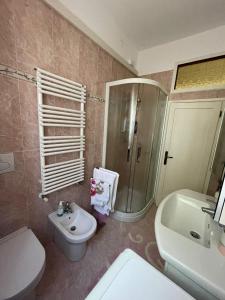 y baño con ducha, aseo y lavamanos. en A Casa dei Nonni, en Cavallino-Treporti
