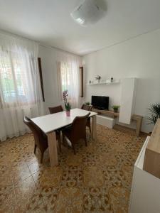 sala de estar con mesa y sillas en A Casa dei Nonni, en Cavallino-Treporti